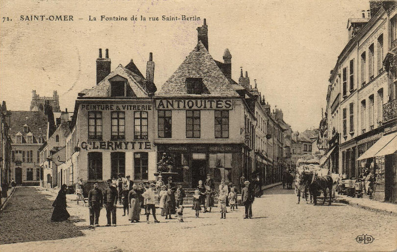Sur cette vue on aperçoit sur la droite la rue de l'Ecusserie, et sur la gauche la rue Caventou, on peut voir au centre la fontaine de l'enfant au cygne qui fût construite en 1860. A cet endroit on se trouve dans le haut de la rue St Bertin.
